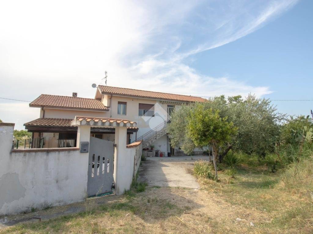casa indipendente in vendita ad Ortona in zona San Pietro