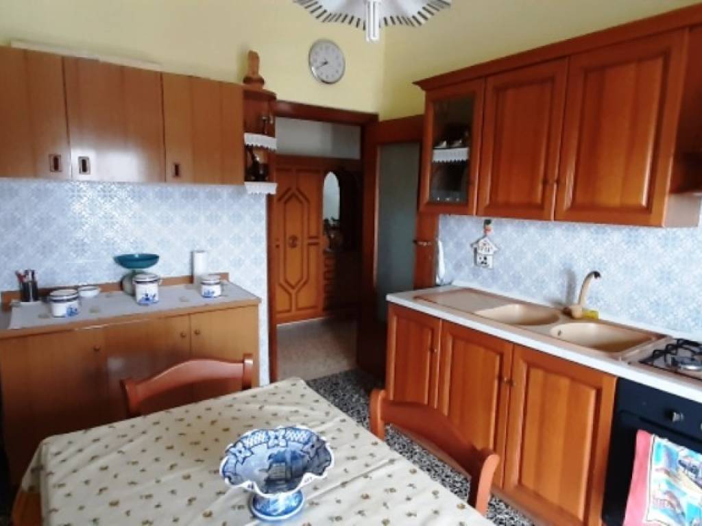 Vendita Lavelli Con Mobile Cucina Genova.Vendita Appartamento Torre Del Greco Quadrilocale In Via Genova Buono Stato Primo Piano Balcone Riscaldamento Autonomo Rif 73616788