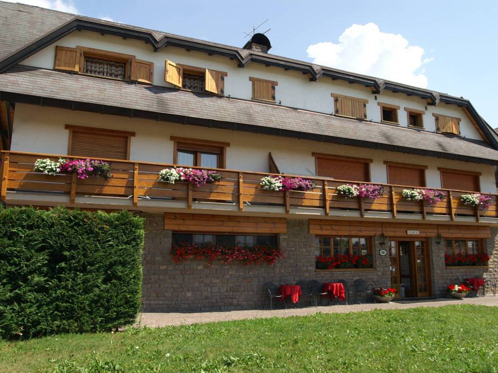 Albergo Tre Piani Buono Stato Baselga Di Pin Rif 77302726 