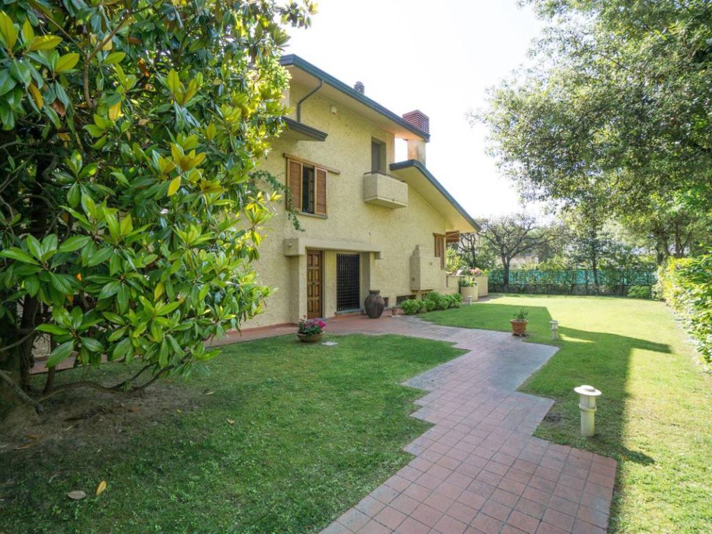 Affitto Villa unifamiliare in via Alfredo Catalani 28 Forte dei Marmi