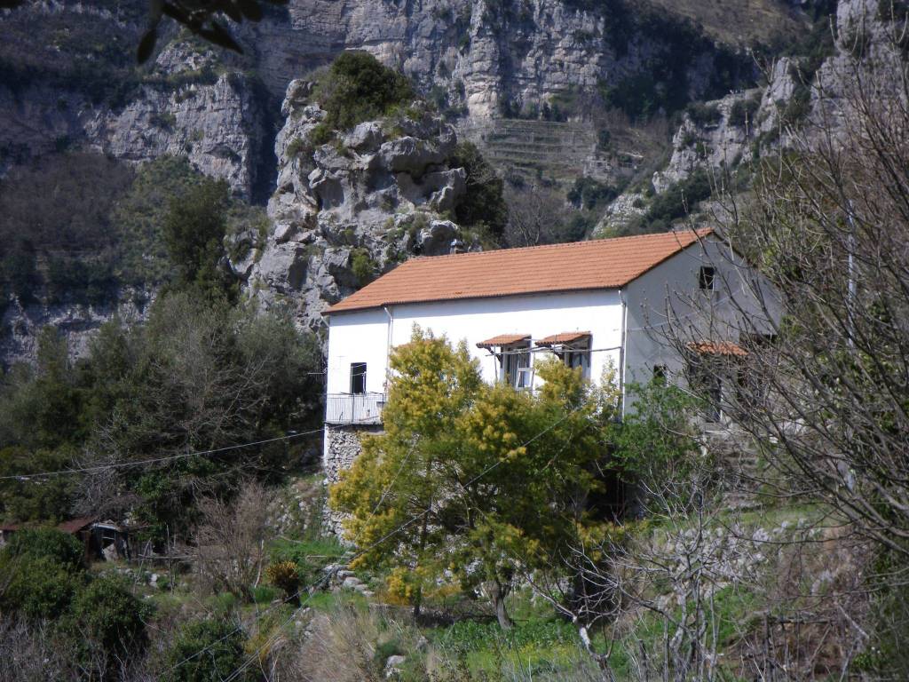 Sale Farmhouse in via santa barbara Furore. Good condition, 216 sq.m