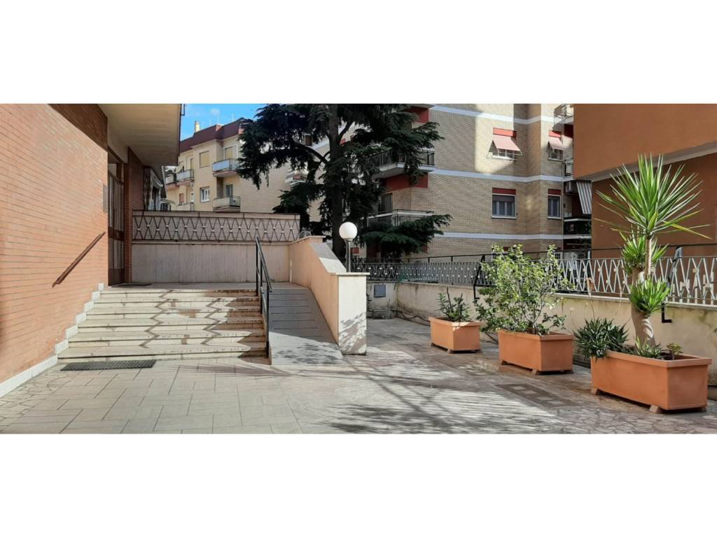 Vendita Appartamento Roma. Trilocale in via Adolfo.... Da ristrutturare