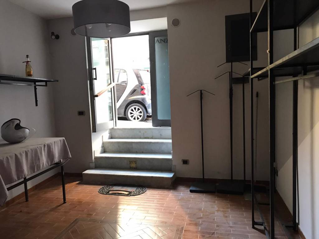 Locale commerciale via Aniello Falcone 7, Napoli, rif. 79379995 Immobiliare.it