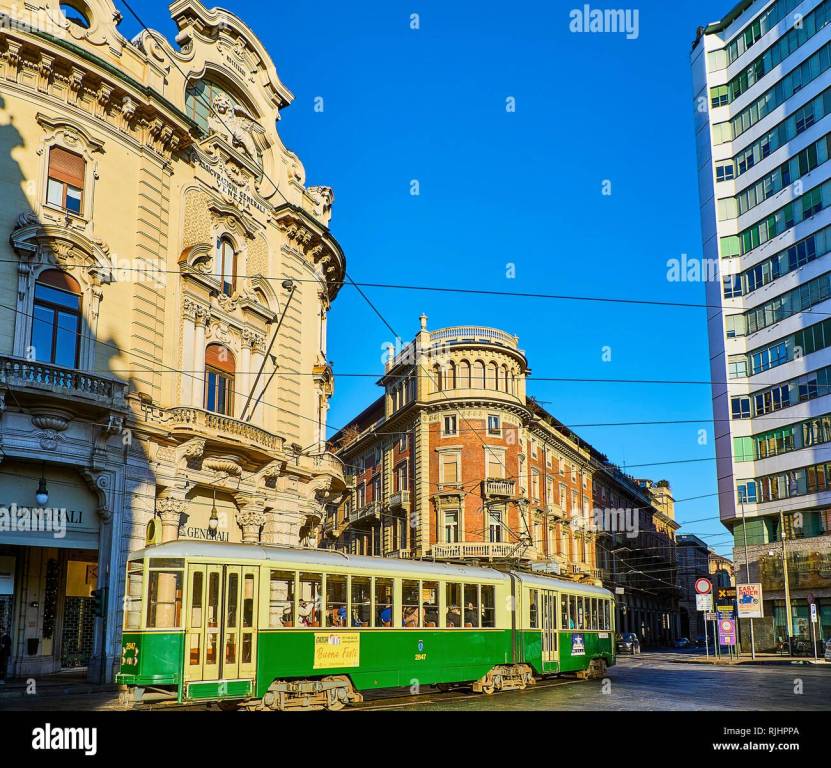 torino-italia-31-dicembre-2018-un-tram-attraversan