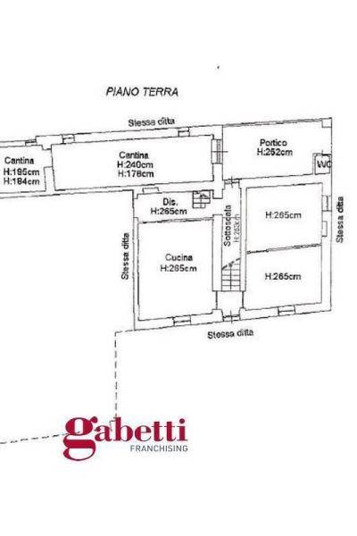 Ingresso, cucina, due camere, portico e cantina